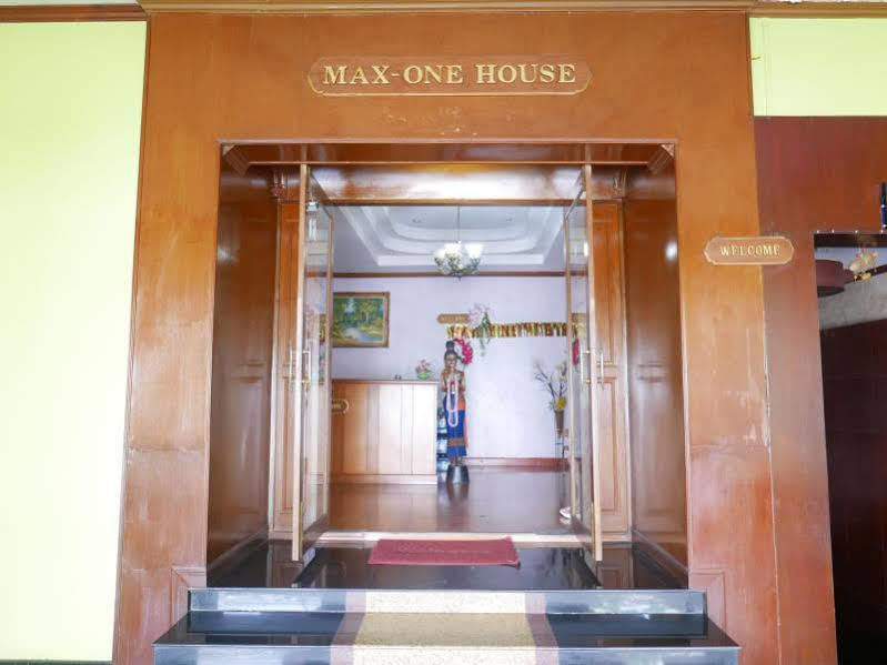 Max-One House Hotel Bangkok Exterior photo